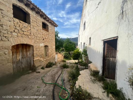 Dos masías, nave y terreno en Valderrobres - TERUEL