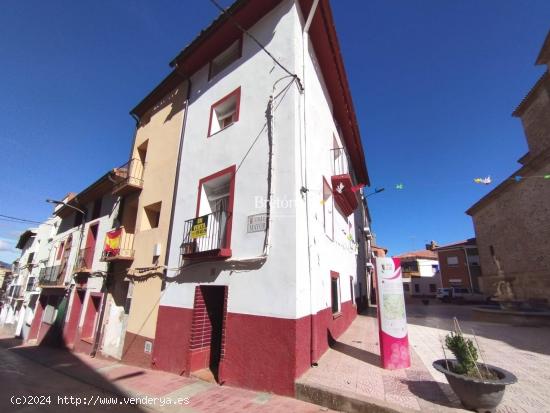 Interesante casa frente al Ayuntamiento de Aguarón. - ZARAGOZA