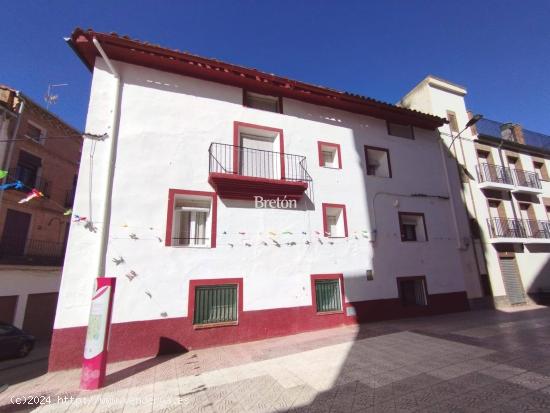 Interesante casa frente al Ayuntamiento de Aguarón. - ZARAGOZA