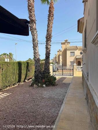 GRAN VILLA EN TORREVIEJA CON PISCINA COMUNITARIA, 3 HAB, 2 BAÑOS - ALICANTE