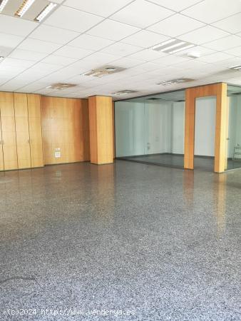 SE VENDE LOCAL COMERCIAL HACIENDO ESQUINA: AMPLIO, LUMINOSO Y CON GRAN POTENCIAL - ALICANTE