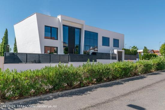 ESPECTACULAR VIVIENDA CON PISCINA Y GIMNASIO CON JACUZZI - GRANADA