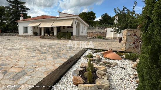 EXCELENTE CHALET CON PISCINA CERCA DEL CASCO URBANO. - VALENCIA