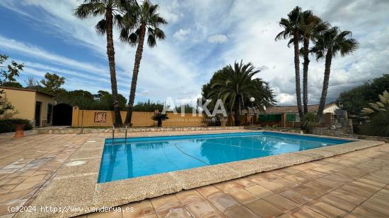 EXCELENTE CHALET CON PISCINA CERCA DEL CASCO URBANO. - VALENCIA