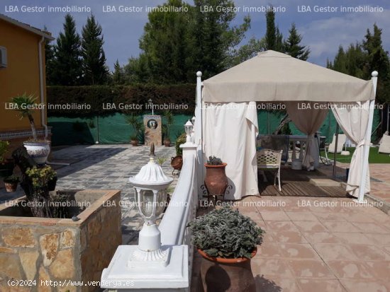 SE VENDE Espectacular chalet. - Linares