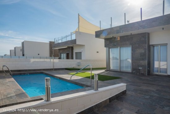 VILLA CONTEMPORANEA JUNTO A CAMPO DE GOLF