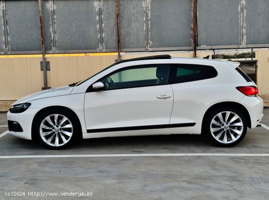 Volkswagen Scirocco 1.4 TSi 160cv DSG R LINE con TECHO SOLAR, CUERO COMPLETO... - El Prat de Llobreg