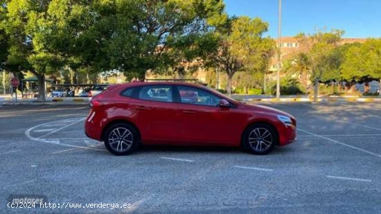 Volvo V 40 2.0 D2 MOMENTUM 5P de 2016 con 123.015 Km por 17.300 EUR. en Murcia