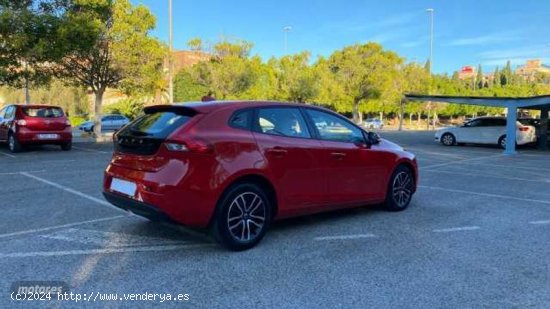 Volvo V 40 2.0 D2 MOMENTUM 5P de 2016 con 123.015 Km por 17.300 EUR. en Murcia