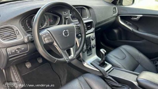 Volvo V 40 2.0 D2 INSCRIPTION 120 5P de 2018 con 99.797 Km por 17.900 EUR. en Cordoba