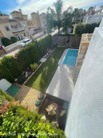 ¡Vive la experiencia costera en su máxima expresión con esta impresionante villa! - ALICANTE