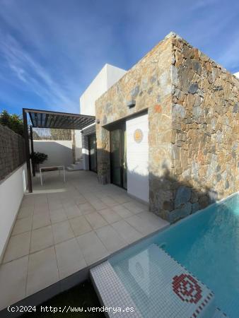 ¡Vive la experiencia costera en su máxima expresión con esta impresionante villa! - ALICANTE