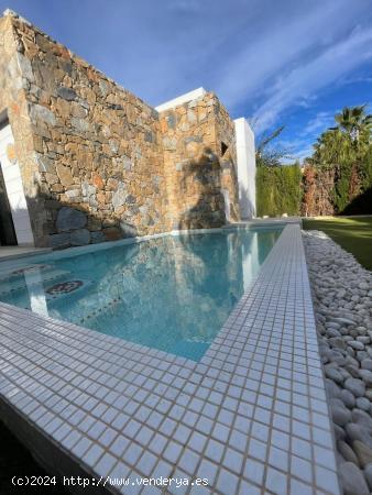 ¡Vive la experiencia costera en su máxima expresión con esta impresionante villa! - ALICANTE