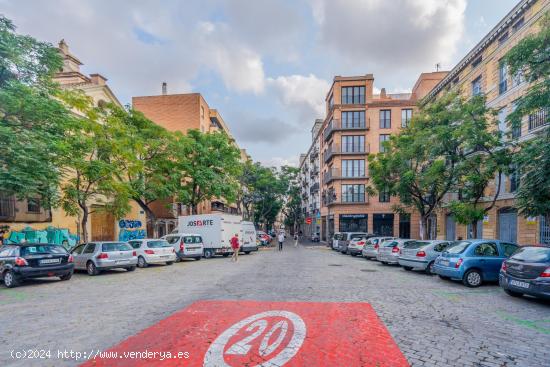 ¡Vivienda única en el corazón de Valencia espera por ti! - VALENCIA