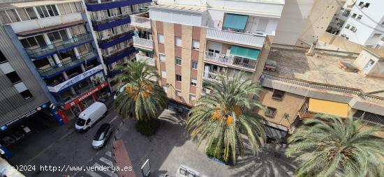 ÁTICO EN EL CENTRO DE BENIDORM CON GRAN TERRAZA Y VISTAS DESPEJADAS A 170M DE LA PLAYA - ALICANTE