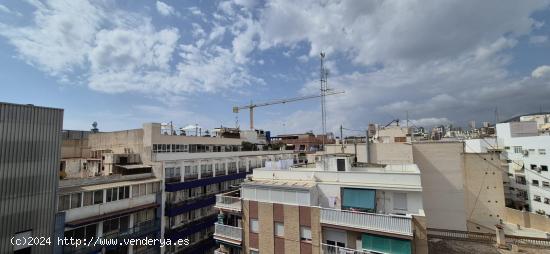 ÁTICO EN EL CENTRO DE BENIDORM CON GRAN TERRAZA Y VISTAS DESPEJADAS A 170M DE LA PLAYA - ALICANTE