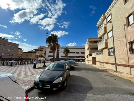 SE ALQUILA PLAZA DE PARKING PARA TODO EL AÑO - ALMERIA