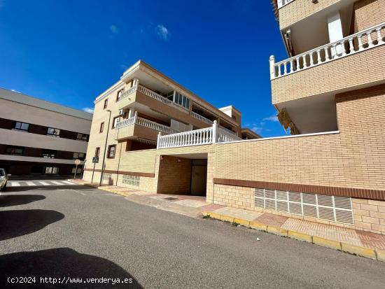 SE ALQUILA PLAZA DE PARKING PARA TODO EL AÑO - ALMERIA