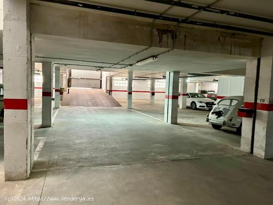 SE ALQUILA PLAZA DE PARKING PARA TODO EL AÑO - ALMERIA