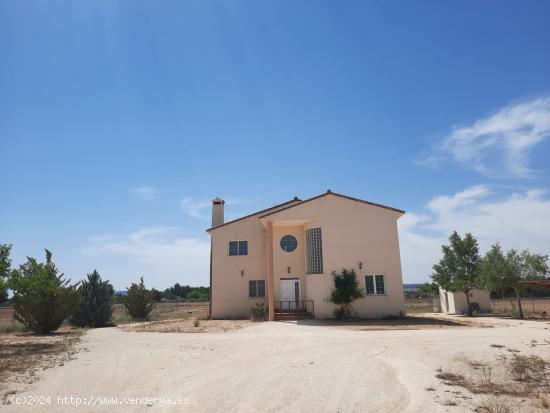 EXCELENTE CHALET CON ACABADOS DE PRIMERAS CALIDADES - ALBACETE