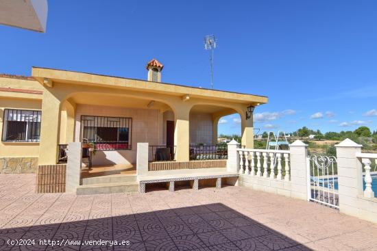 COMPLETO CHALET EN MONSERRAT - VALENCIA