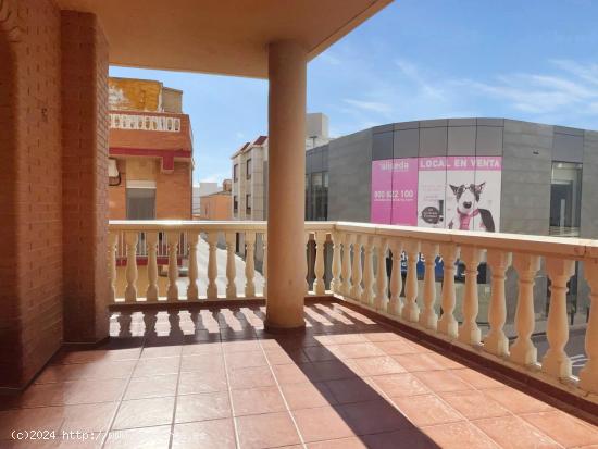 ESTUPENDA CASA ESQUINERA CON 5 DORMITORIOS EN MONCOFAR - CASTELLON