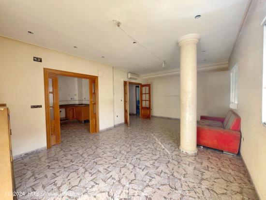 ESTUPENDA CASA ESQUINERA CON 5 DORMITORIOS EN MONCOFAR - CASTELLON