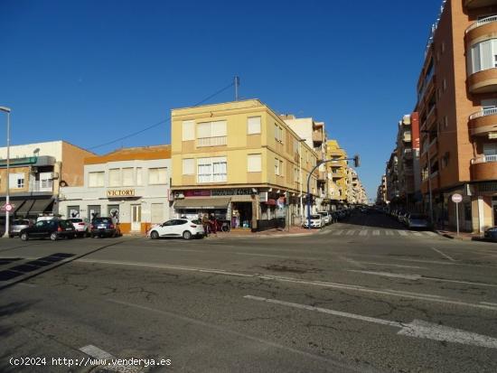 EDIFICIO PARA DERRIBAR Y CONSTRUIR OBRA NUEVA FRENTE A LA PLAYA EN TORREVIEJA - ALICANTE