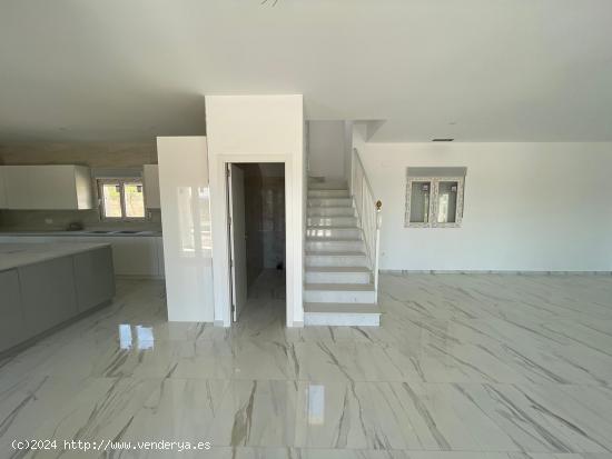 VILLA DE ESTILO TRADICIONAL CON 6 DORMITORIOS DE NUEVA CONSTRUCCIÓN EN PINOSO - ALICANTE