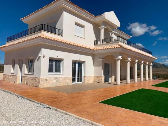 VILLA DE ESTILO TRADICIONAL DE NUEVA CONSTRUCCIÓN DE 4 DORMITORIOS EN PINOSO - ALICANTE