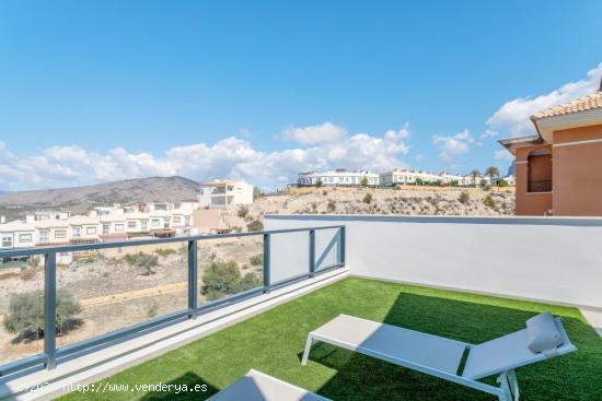 VILLA INDEPENDIENTE DE 4 DORM.CON PISCINA PRIVADA EN FINESTRAT. - ALICANTE