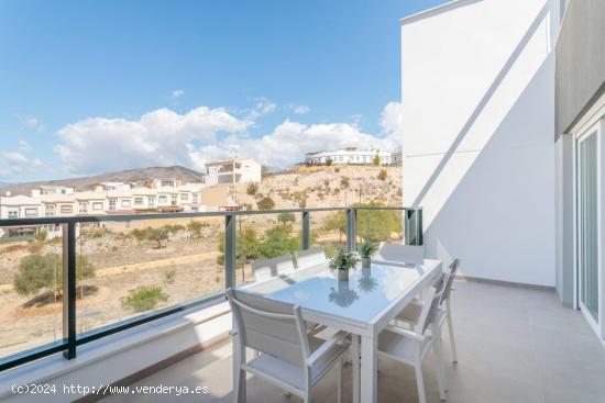 VILLA INDEPENDIENTE DE 4 DORM.CON PISCINA PRIVADA EN FINESTRAT. - ALICANTE