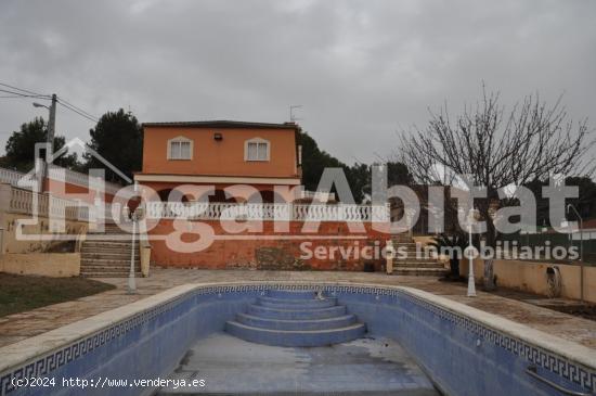 CHALET REFORMADO de 2 alturas con PISCINA, PARCELA y GARAJE - VALENCIA