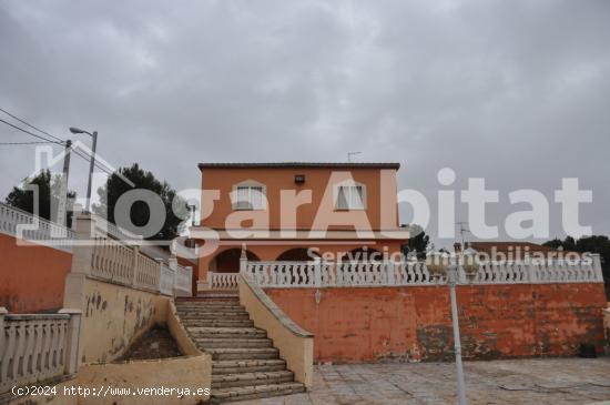 CHALET REFORMADO de 2 alturas con PISCINA, PARCELA y GARAJE - VALENCIA