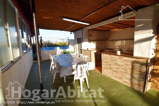 CHALET CON GRAN TERRENO, PISCINA, BARBACOA Y GARAJE - VALENCIA