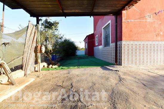 CHALET CON GRAN TERRENO, PISCINA, BARBACOA Y GARAJE - VALENCIA