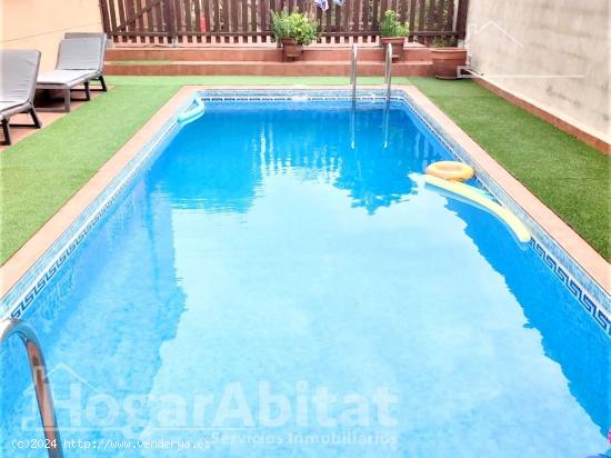 CHALET SEMINUEVO CON PISCINA, TERRAZA Y JARDÍN - VALENCIA