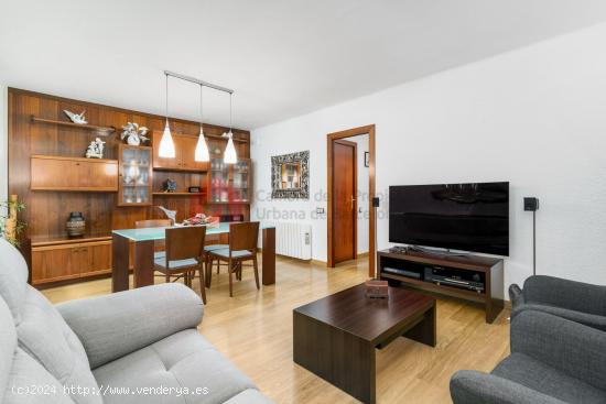 Magnifica vivienda con local anexo en venta en la zona de Pubilla Cases - BARCELONA