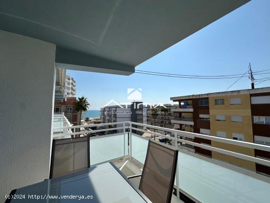 Apartamento con vistas al mar se encuentra en 2ª línea de playa, a solo 100 metros de la arena. - 