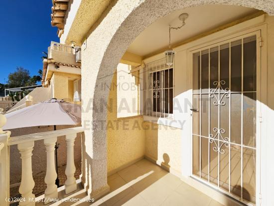 MONTE Y MAR BAJO - BUNGALOW EN URBANIZACION CON APARCAMIENTO Y PISCINA A 800 METROS DE LA PLAYA - AL