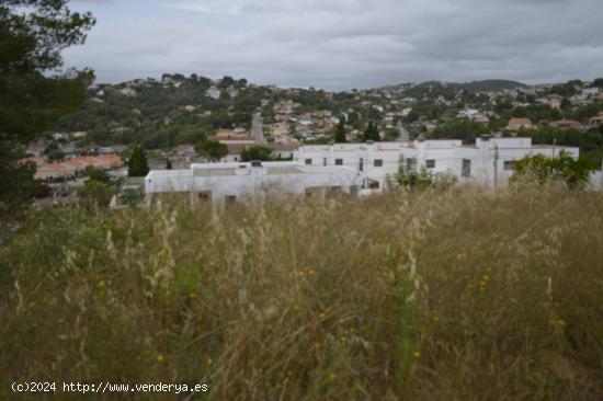 AMPLIO SOLAR ESQUINERO CON POCO DESNIVEL - TARRAGONA