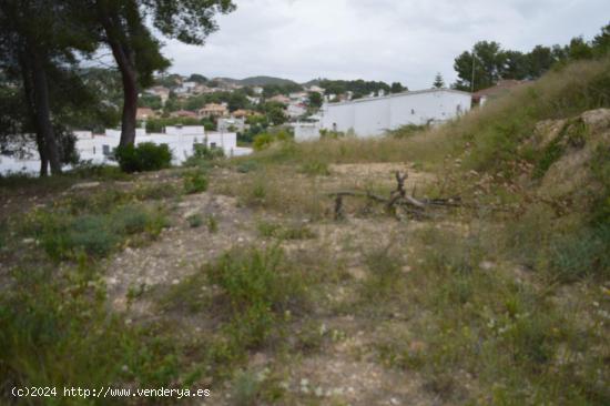 AMPLIO SOLAR ESQUINERO CON POCO DESNIVEL - TARRAGONA