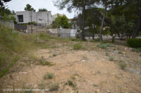 AMPLIO SOLAR ESQUINERO CON POCO DESNIVEL - TARRAGONA