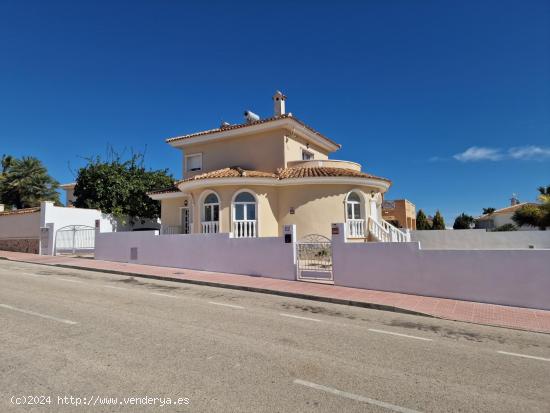 Magnífico chalet en Ciudad Quesada con piscina privada y parcela de 600 m2 - ALICANTE