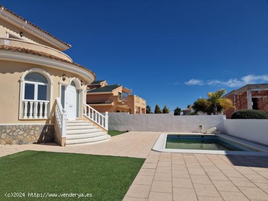 Magnífico chalet en Ciudad Quesada con piscina privada y parcela de 600 m2 - ALICANTE