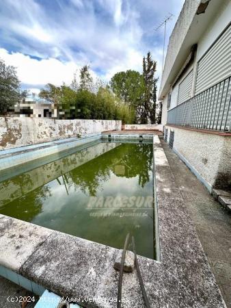 BRILLANTE -Parcela de 1950m2 con Chalet de unos 400 m con pìscina - CORDOBA