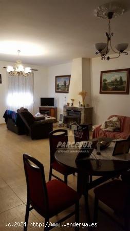 ZONA CAMPIÑUELA BAJA- Parcela de 1250 con chalet compuesto por 2 viviendas independientes. - CORDOB