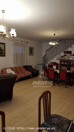 ZONA CAMPIÑUELA BAJA- Parcela de 1250 con chalet compuesto por 2 viviendas independientes. - CORDOB