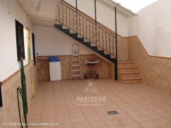 Fabulosa casa de 171 m2 de solar con 200 m2 construidos, con buhardilla. - CORDOBA