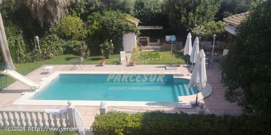 ZONA AEROPUERTO- Espectacular casa en 2 plantas con 9 dormitorios y piscina - CORDOBA